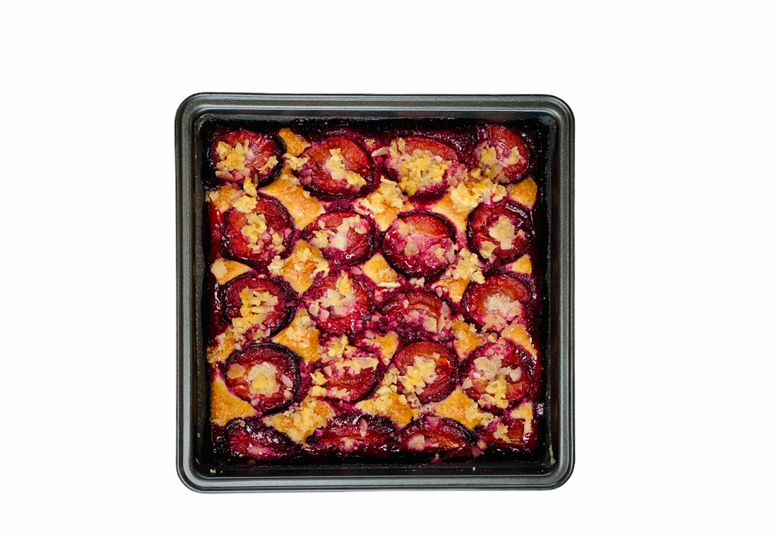 Slivkový koláč s kyslým mliekom a mandľovou posýpkou